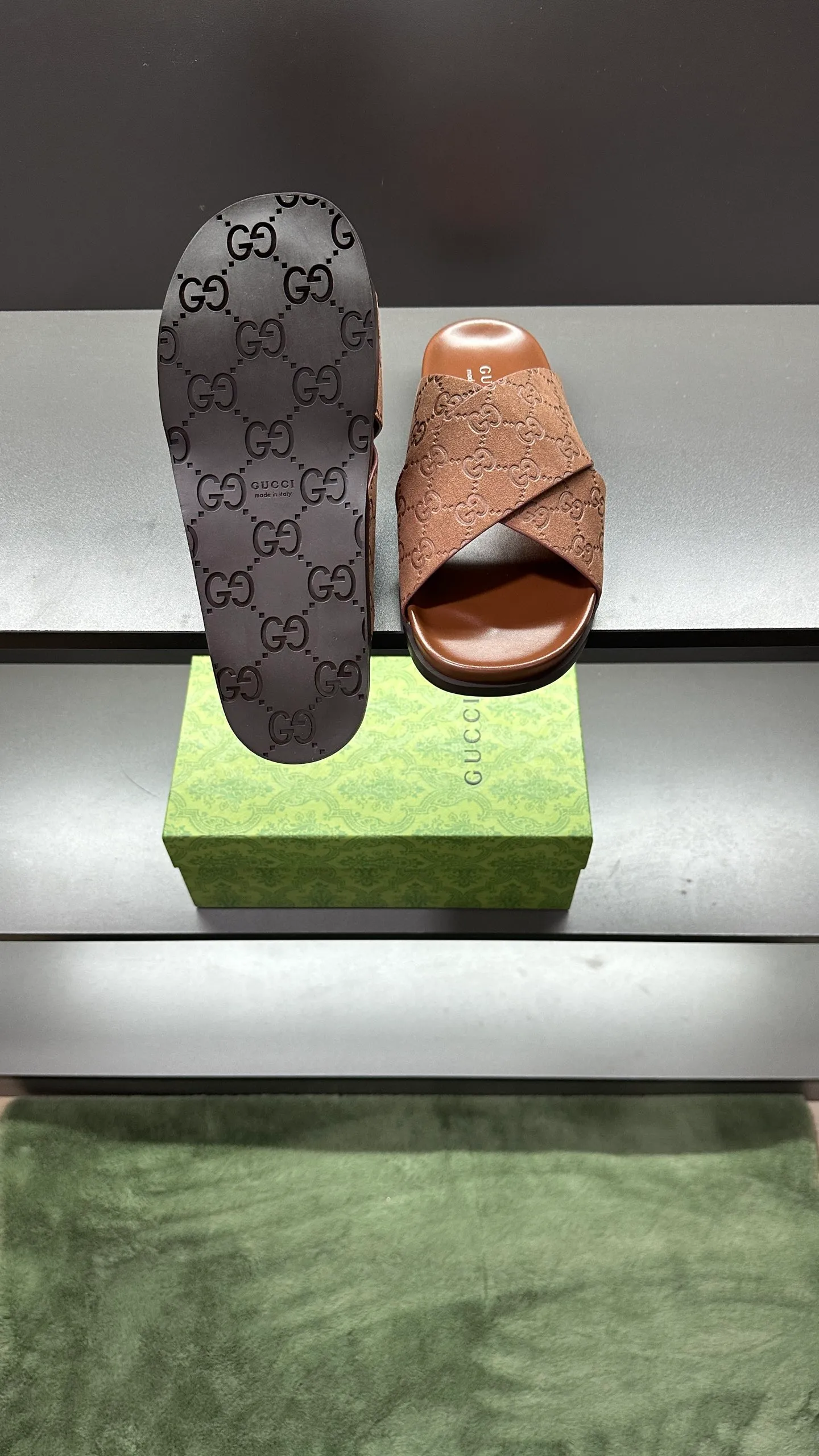 [G Home New Style] P: 300💰Men's size 39~45, (46. Customized) This slipper is made of GG polyester fiber and is decorated with a Gucci label on the front, which adds a striking logo feel to the style. "Gucci Made in Italy" stamped label Rubber sole Flat Made in Italy